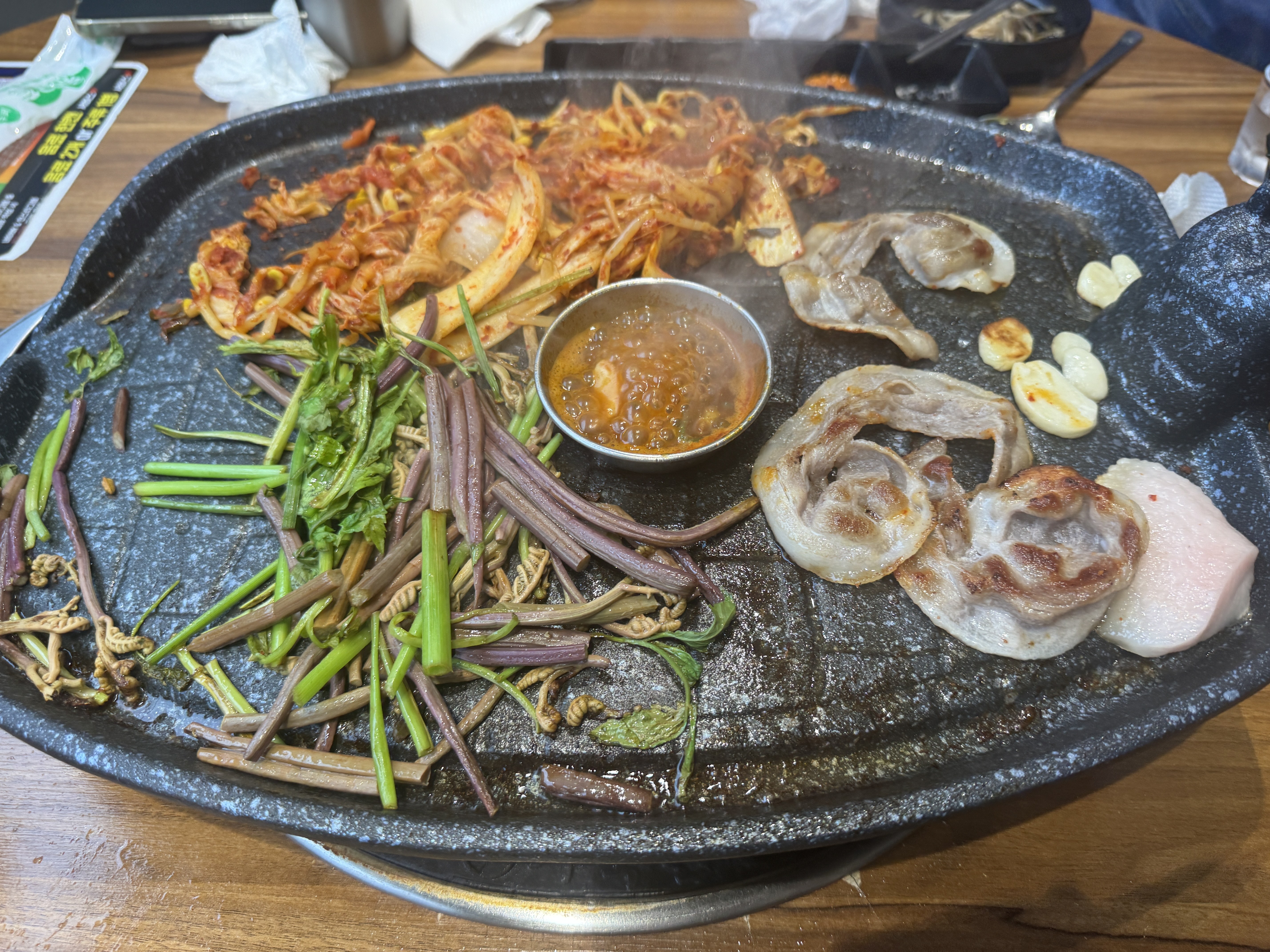 돌판에 굽는 꽃삼겹과 김치·나물