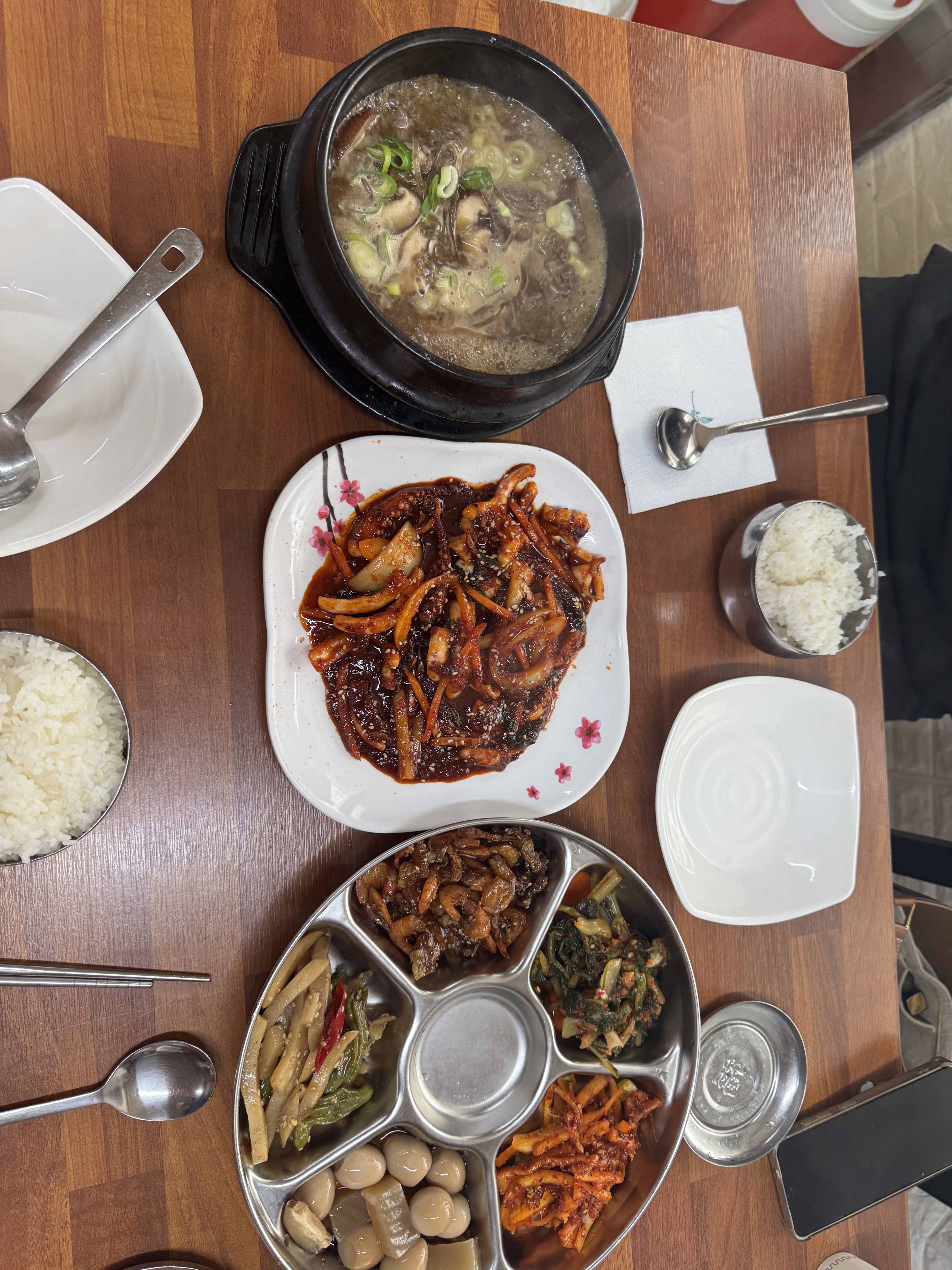 국·오징어볶음·모듬 반찬 한 상