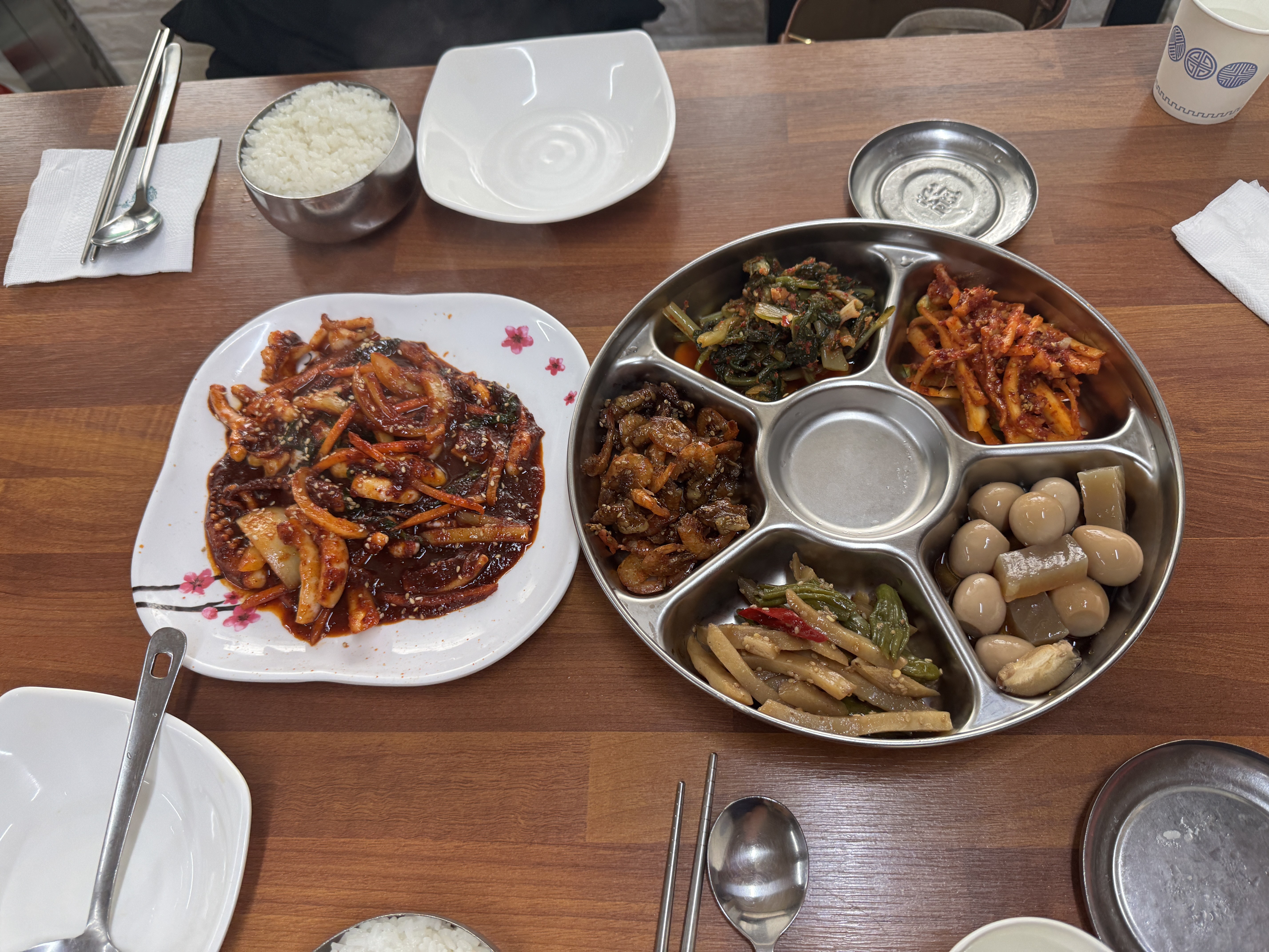 모듬 반찬 — 새우볶음·도토리묵·나물·겉절이